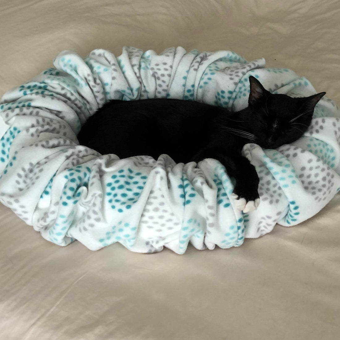 Pets-Cat-Crop-Circle-Bed-shown-with-cat 