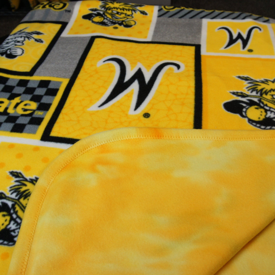 Throws-Bed-Topper-Full-Queen-College-NCAA-Wichita-State-University-Shockers