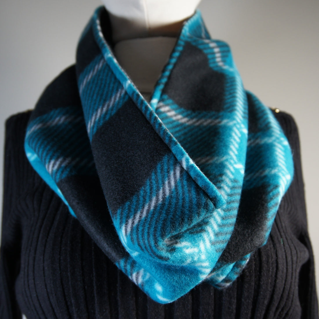 accessories-scarf-cowl-turquoise-black-plaid