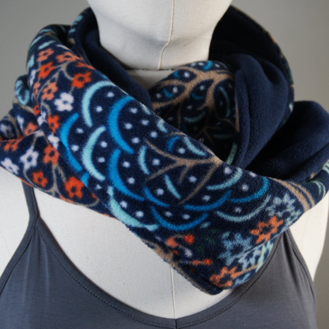 accessories-scarf-mobius-nature-navy-flowers