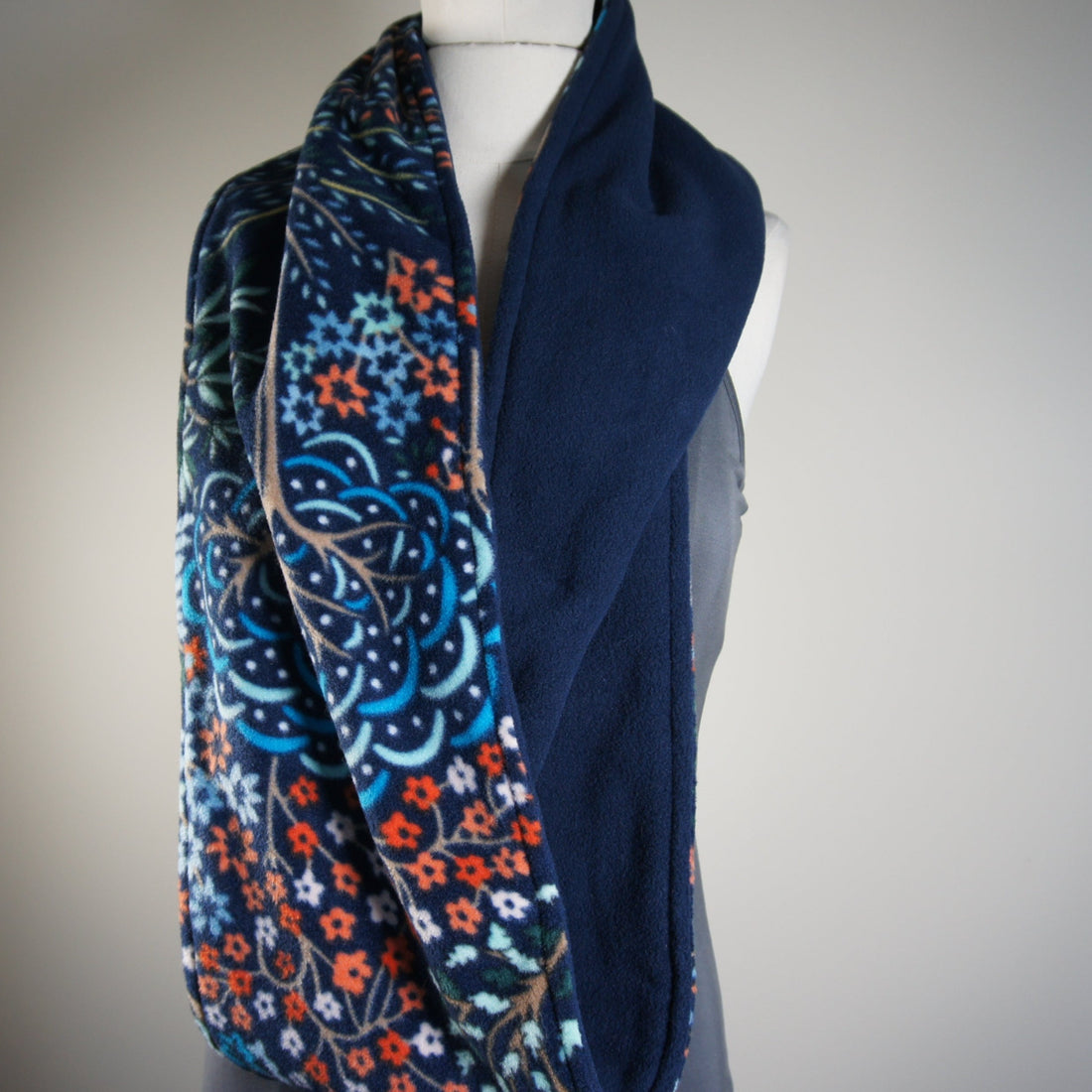 accessories-scarf-mobius-nature-navy-flowers