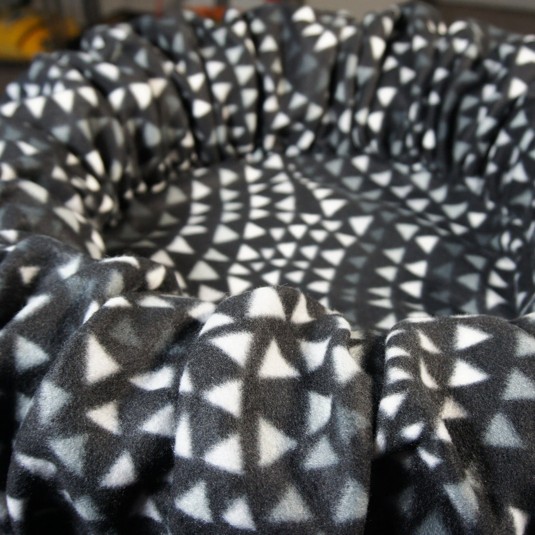 pets-crop-circle-bed-size-large-geometric-black