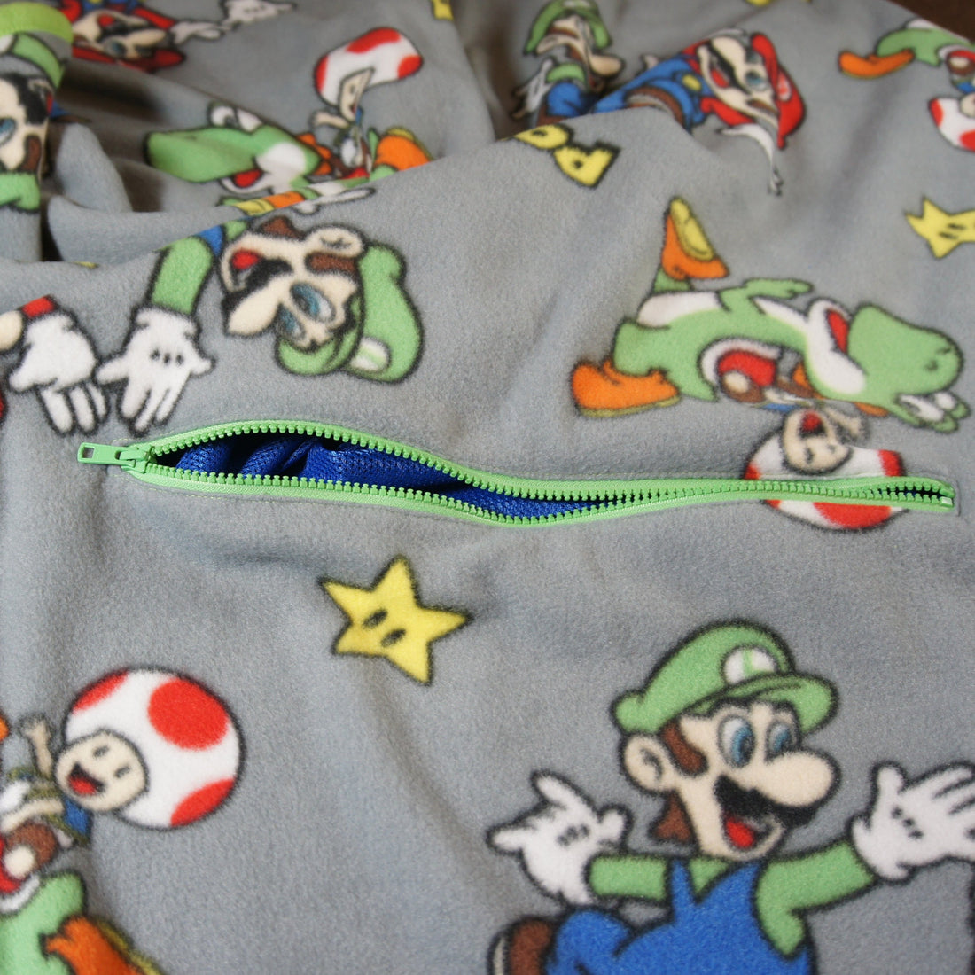 Throws - Road Trip - Brand Loyalty - Medium - Mario and Luigi